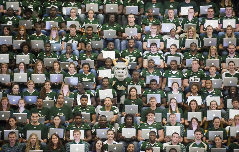 Illustration for article titled All the Jocks at This University Got Macbook Pros, But Are They Happy?
